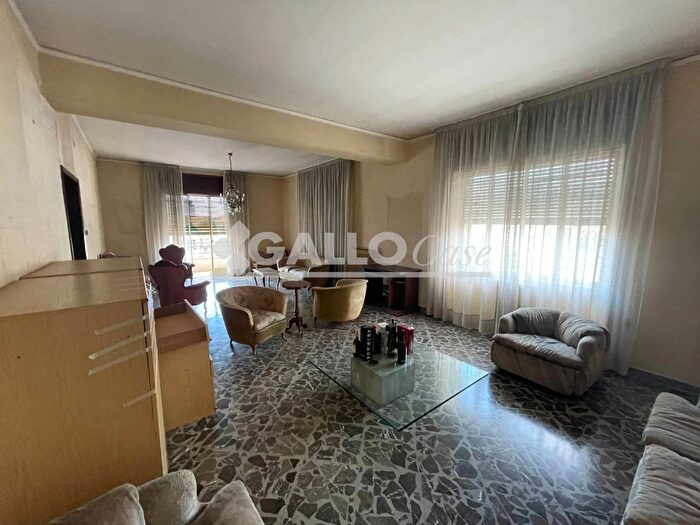 Appartamento con 8 locali in vendita in Via Padre Giglio Cosenza, Cosenza