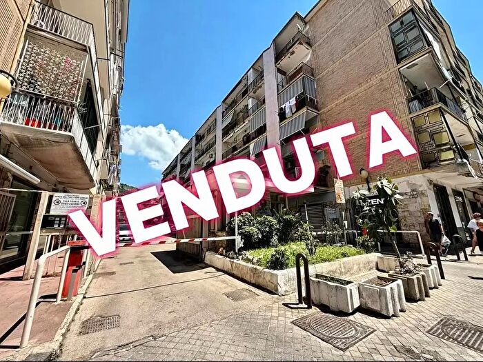 Appartamento trilocale in vendita in Via Epomeo, Napoli