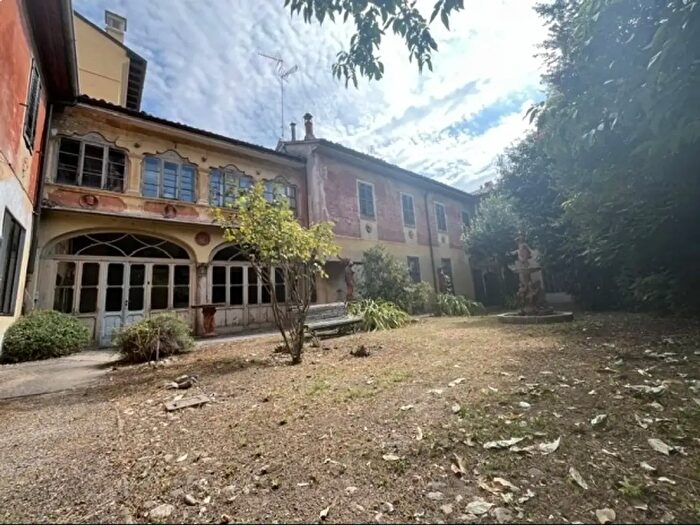 Casa con 20 locali in vendita in Codogno