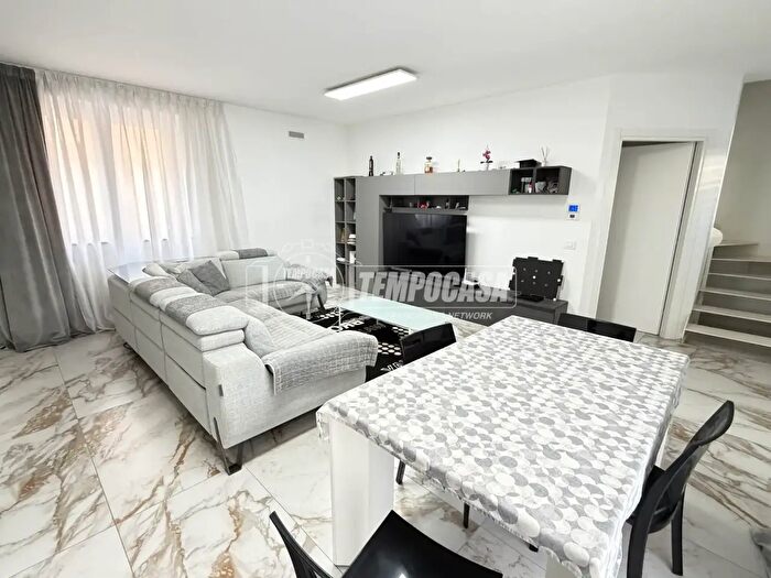 Casa quadrilocale in vendita in Mariano Comense