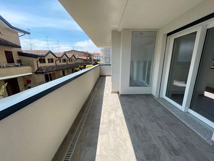 Appartamento trilocale in vendita in Via Ferrara, Meda