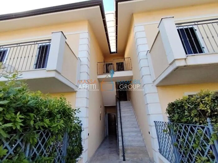 Appartamento trilocale in vendita in Via Fiume, Massa