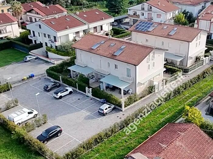 Casa con 5 locali in vendita in Massa