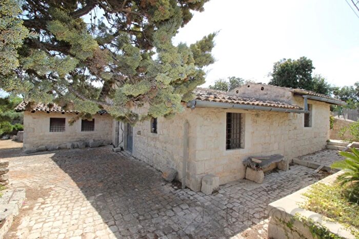 Casa quadrilocale in vendita in Scicli