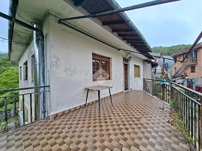 Casa con 10 locali in vendita in Località Arezzo, Vobbia