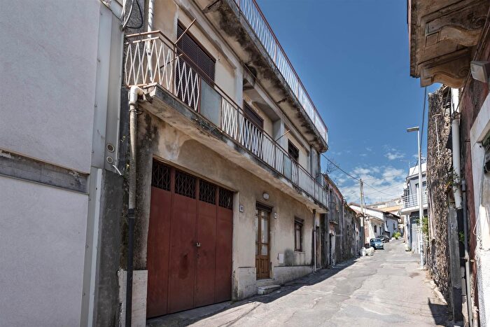 Casa quadrilocale in vendita in Trecastagni