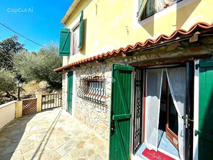 Casa trilocale in vendita in Via Ca' De La', Imperia