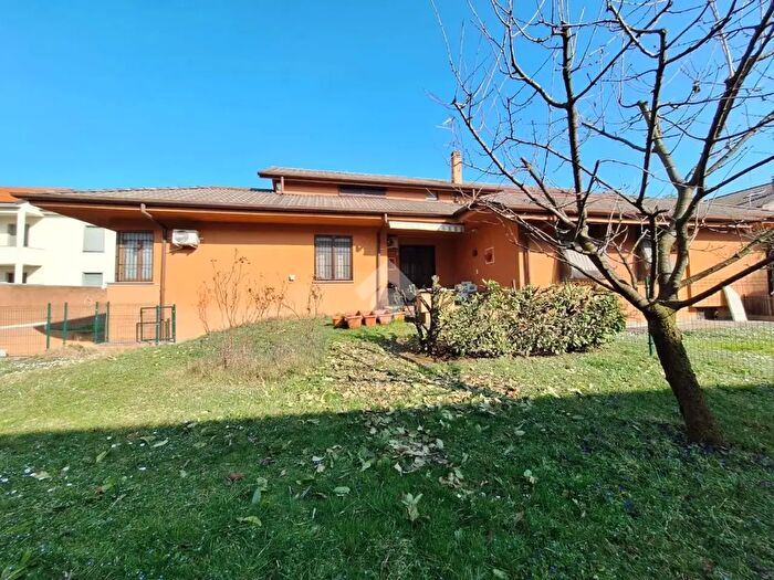 Casa quadrilocale in vendita in Via Giuseppe Mazzini, Desio