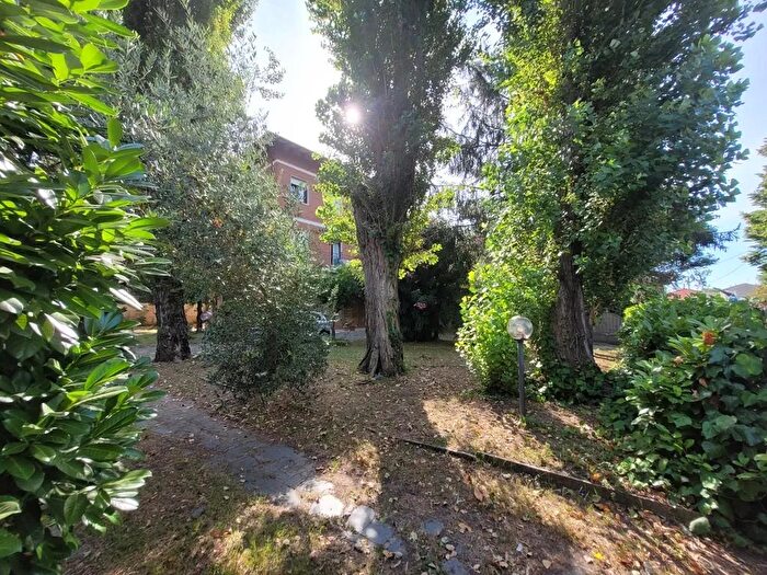 Casa con 16 locali in vendita in Pietrasanta