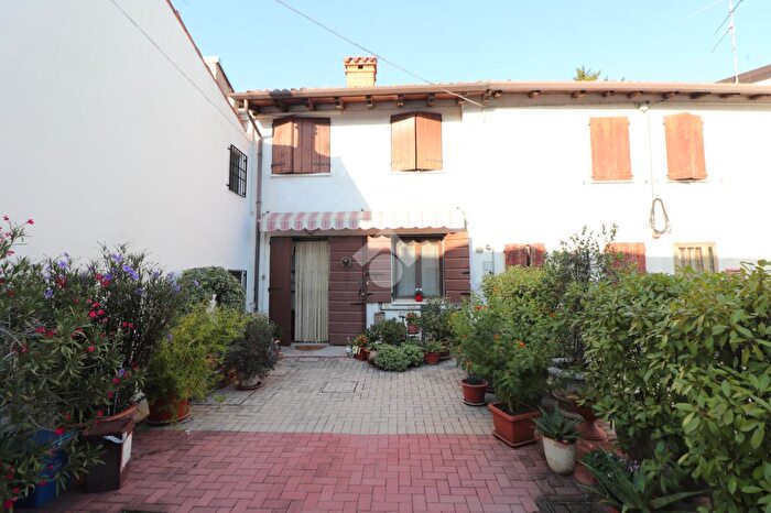 Casa con 5 locali in vendita in V Massimiliano Custoza, Roverbella