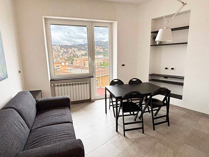 Appartamento trilocale in affitto in Via Montallegro, Albaro, Genova