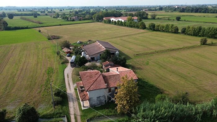 Casa con 5 locali in vendita in Volta Mantovana