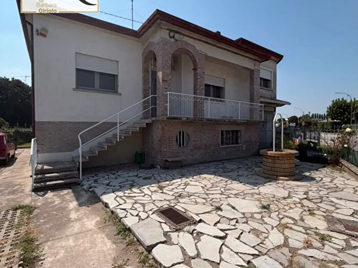 Casa con 9 locali in vendita in Badia Polesine