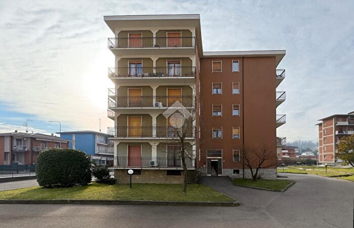 Appartamento con 6 locali in vendita in Via Montemartini, Stradella