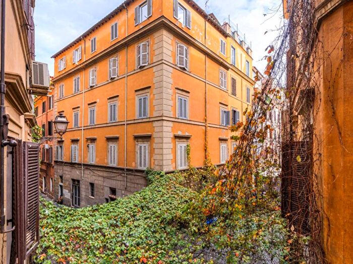 Appartamento trilocale in affitto in Via della Scrofa, Montecitorio, Roma
