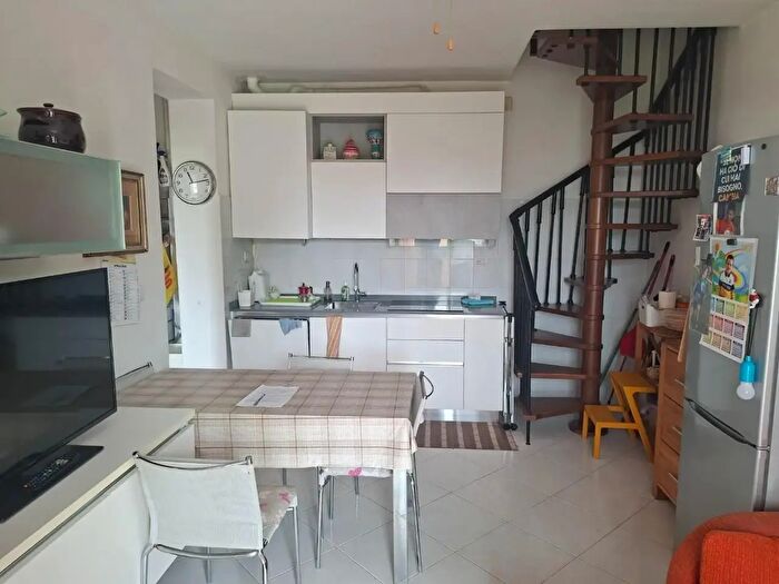 Casa quadrilocale in vendita in Luni