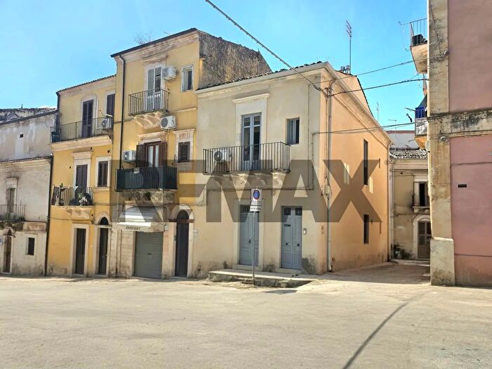 Casa con 9 locali in vendita in PZza Salvatore, Ragusa