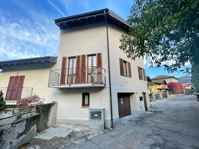 Appartamento trilocale in vendita in Via Fiorita, Porto Ceresio