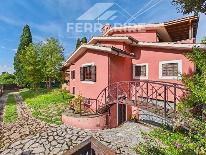 Casa con 10 locali in vendita in Via Colle Malvasia, Ciampino
