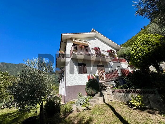 Casa con 11 locali in vendita in Via Vittorio Veneto, Borzonasca