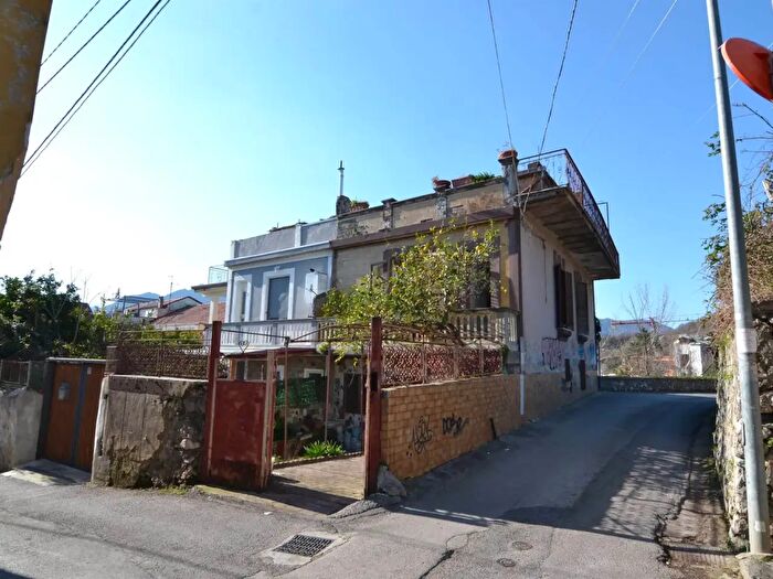 Appartamento con 5 locali in vendita in Via Graziadei, Salerno