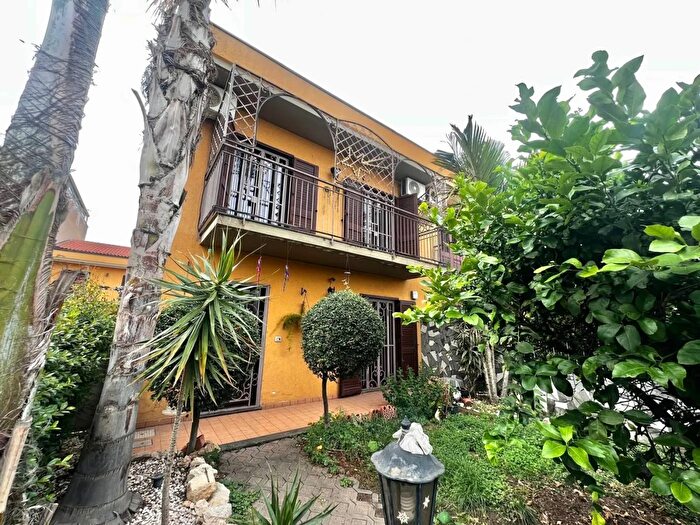 Casa con 8 locali in vendita in Mascali