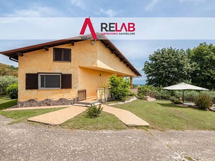 Casa con 9 locali in vendita in Via Colle Paccione, Lariano