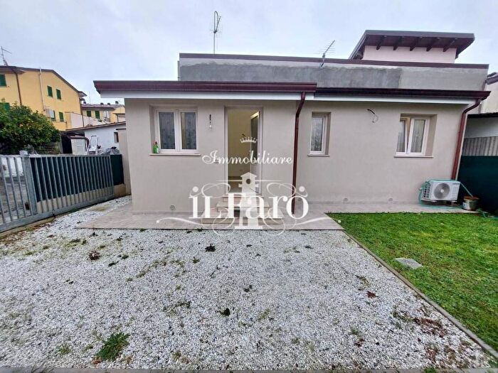 Casa quadrilocale in vendita in Via Emilia Nord, Stiava, Massarosa