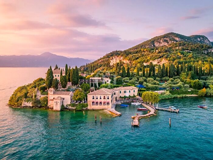 Appartamento trilocale in vendita in Torri Del Benaco