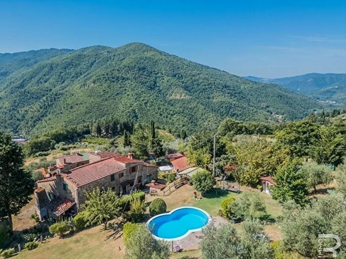 Casa con 12 locali in vendita in Frazione Vicorati, Dicomano