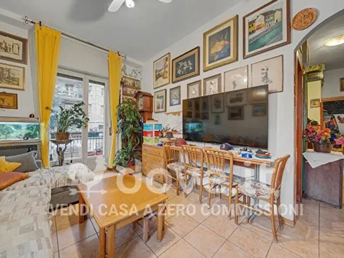 Appartamento trilocale in vendita in Via Lorenteggio, Milano