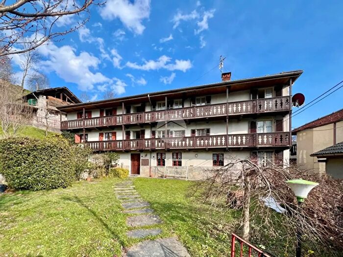 Casa con 11 locali in vendita in Frazione Oldri, Viu