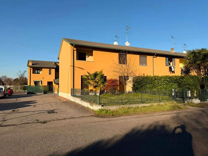 Casa quadrilocale in vendita in Via Piero della Francesca, Inveruno