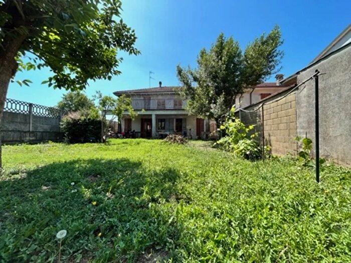 Casa con 10 locali in vendita in Inverno E Monteleone