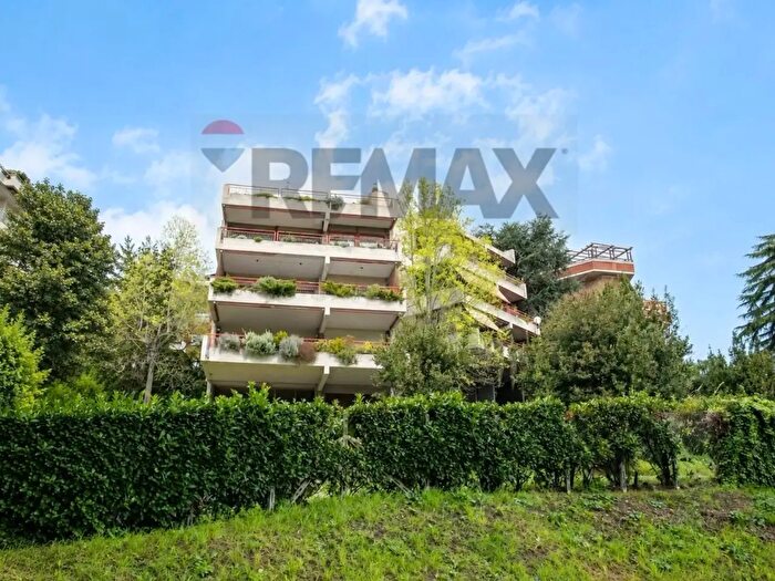 Appartamento con 6 locali in vendita in Via Ildebrando Vivanti, Roma