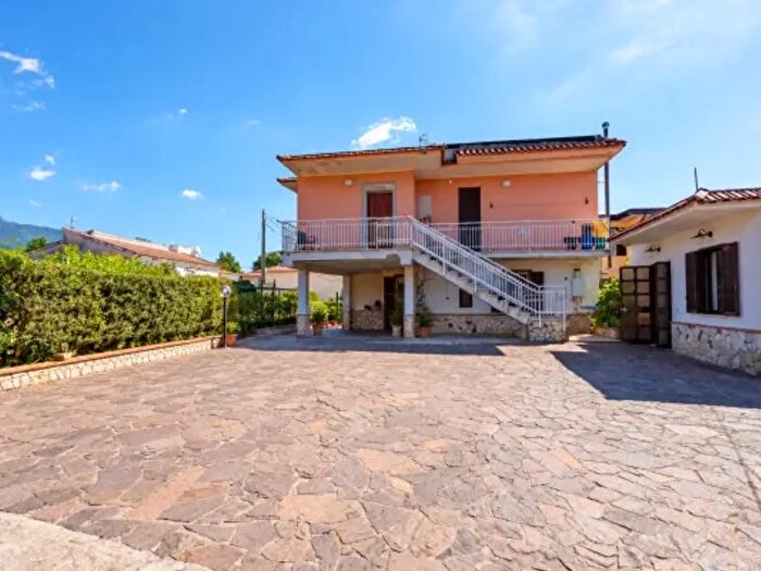 Casa con 6 locali in vendita in Via Bassiano, Sezze