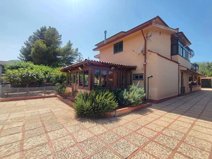Casa con 15 locali in vendita in Via San Mauro Castelverde, Palermo