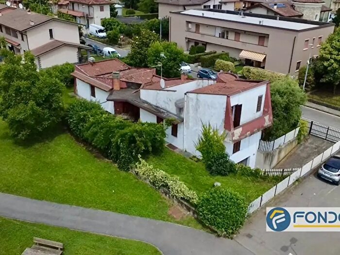 Casa con 7 locali in vendita in Via Bellini, Capriolo