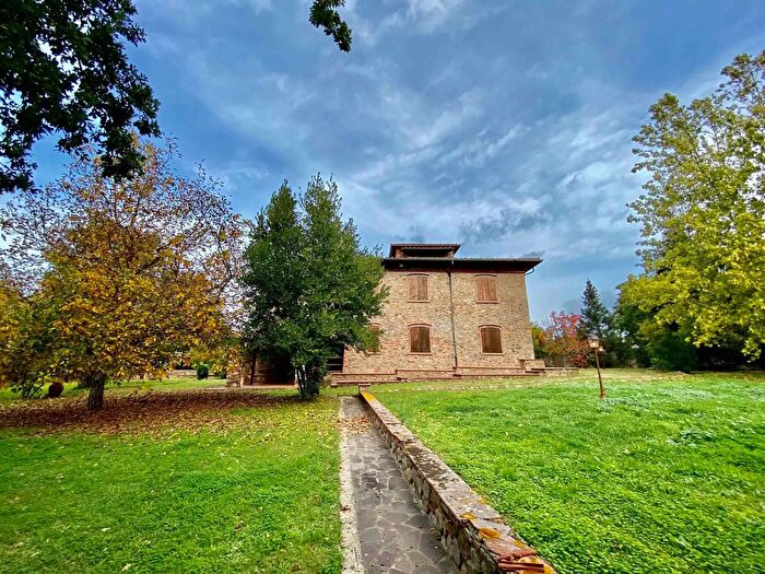 Appartamento con 12 locali in vendita in Monticiano