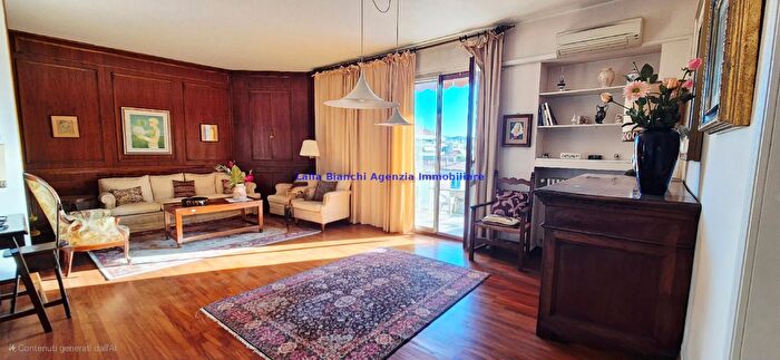 Appartamento con 8 locali in vendita in Viale Giuliano Vanzolini, Pesaro