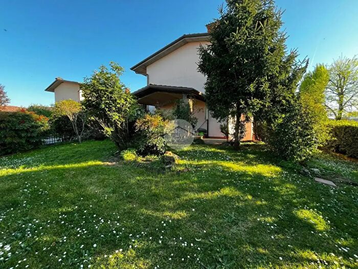 Casa quadrilocale in vendita in Piazza San Siro, Castel Mella