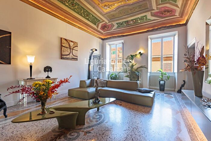 Appartamento con 8 locali in vendita in Via Giosuè Carducci, Imperia