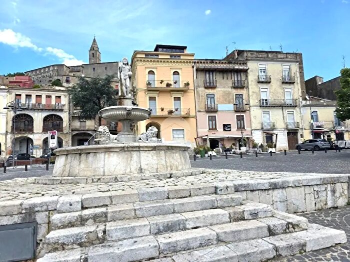 Casa con 9 locali in vendita in Via Roma, Montesarchio
