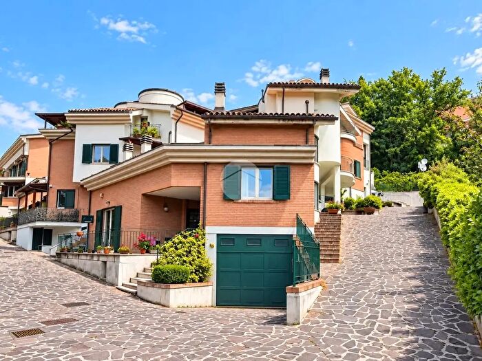 Appartamento trilocale in vendita in Via Gianni di Venanzo, Teramo