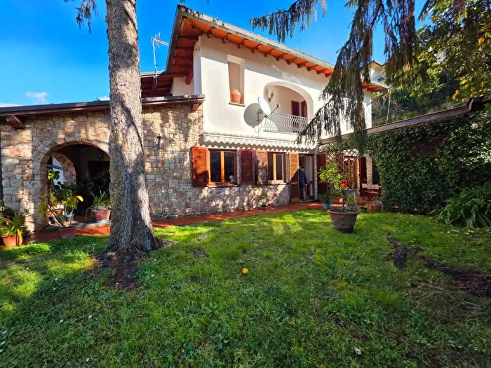 Casa con 8 locali in vendita in Massa