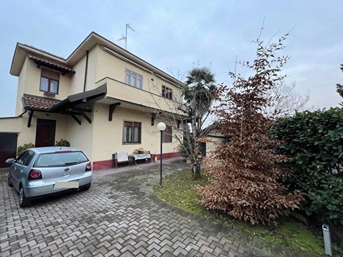 Casa con 6 locali in vendita in Via T Olivelli, Vigevano