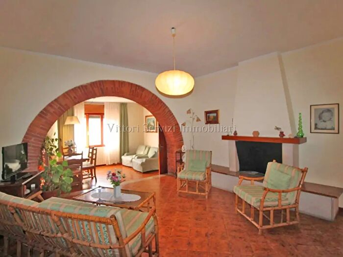 Appartamento quadrilocale in vendita in Piazza Bartalini, Sinalunga