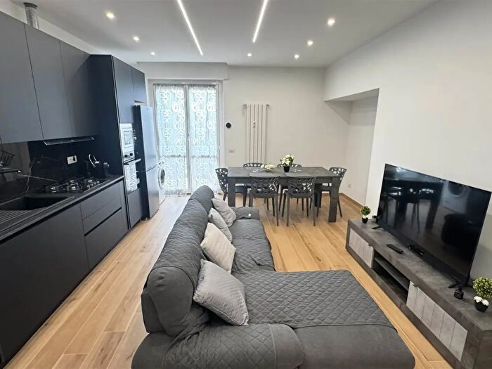 Appartamento con 5 locali in affitto in Via Lucca, Milano