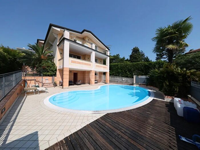 Appartamento quadrilocale in vendita in Desenzano Del Garda