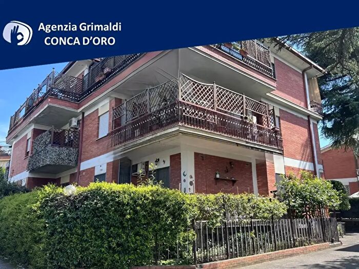 Appartamento trilocale in vendita in Via Valle Alessandra, Roma